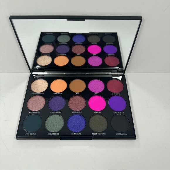 Other - Vibrant 15-Color Eye Shadow Palette - Bold Pink & Purple Shades